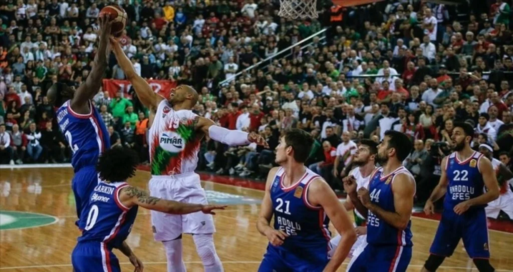 Anadolu Efes iki kulvarda zirveyi kimseye bırakmıyor