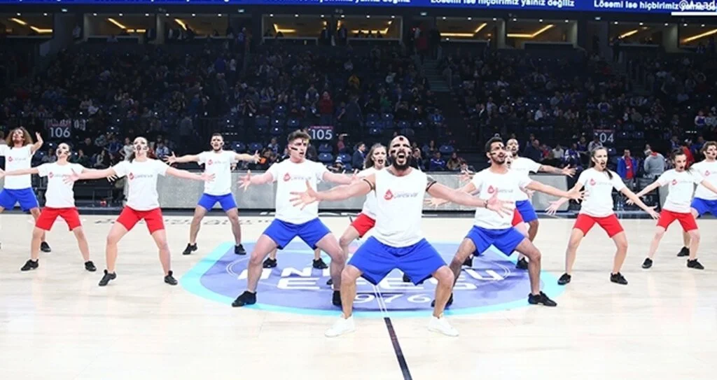 Anadolu Efes'in EuroLeague Maçında Gerçekleşen Kan Kanseri Mücadele Dansı Büyük Alkış Topladı!