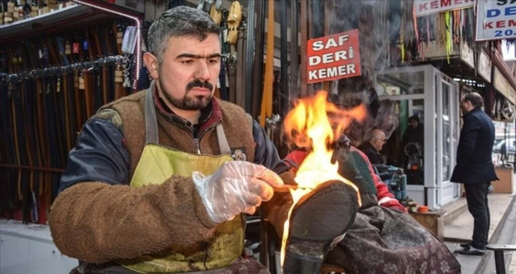'Ayakkabı profesörü'nün çeyrek asırlık meslek aşkı: Tekrar dünyaya gelsem yine ayakkabı tamircisi olmayı isterim