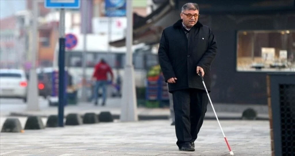 Azmiyle 'karanlık dünyası'nı aydınlatıp engellilerin hayatına dokundu