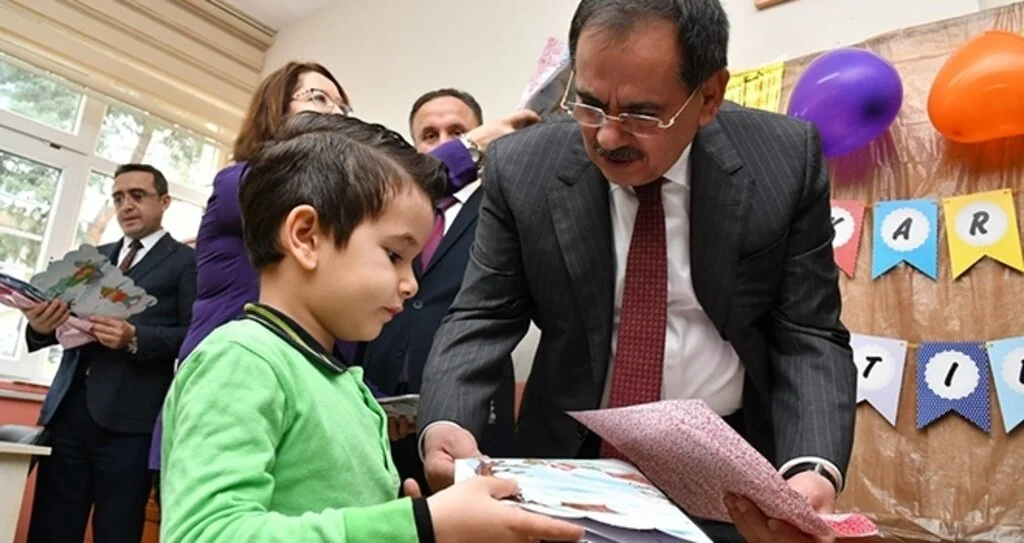 Başkan Demir, öğrencilerin karne heyecanına ortak oldu