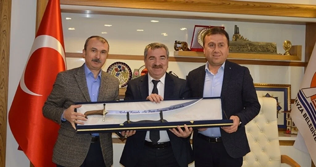 Başkan Özdemir'den  Vekil Kırcalı'ya Hediye Kılıç