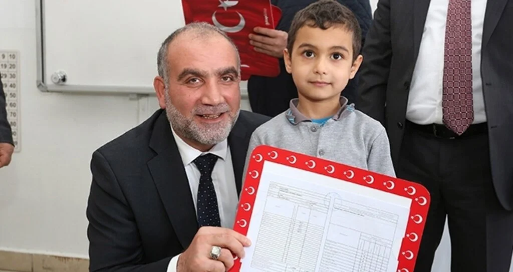 Başkan Sandıkçı karne dağıttı. Canik’te öğrencilerin karne sevinci