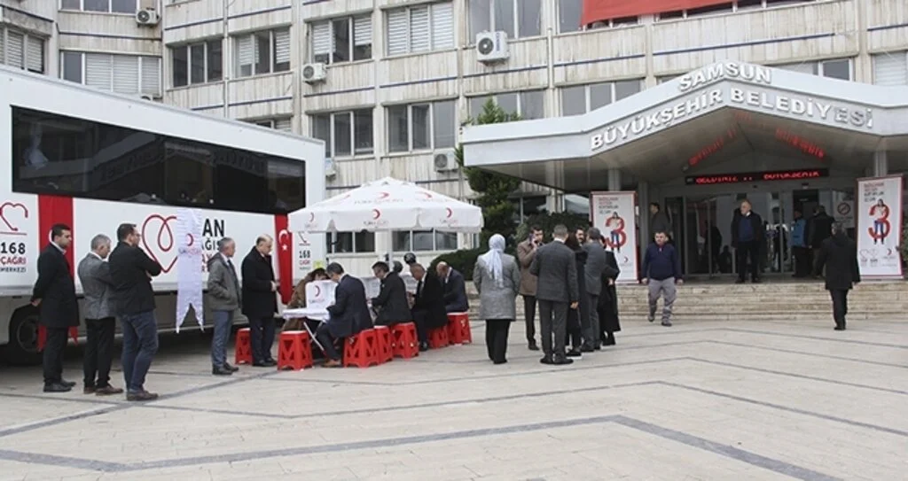 “Bir Kan Üç Can” Diyerek Kan Verdiler