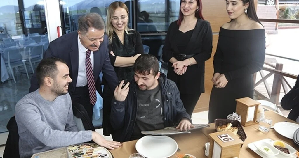 Braille alfabeli ve QR kodlu menü