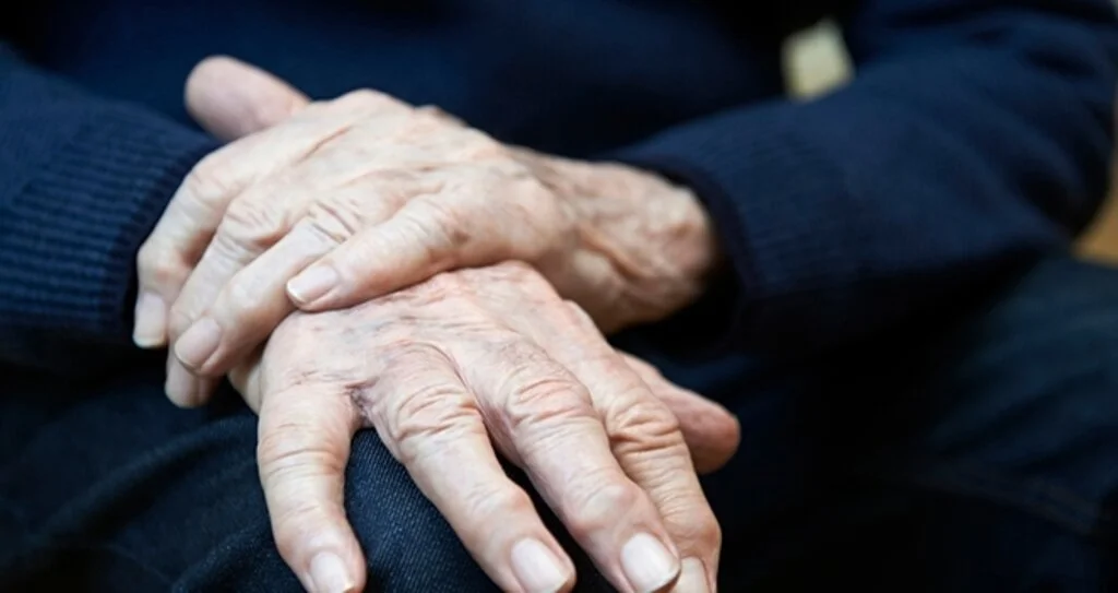 Bu belirtiler Parkinson hastalığının habercisi olabiliyor!
