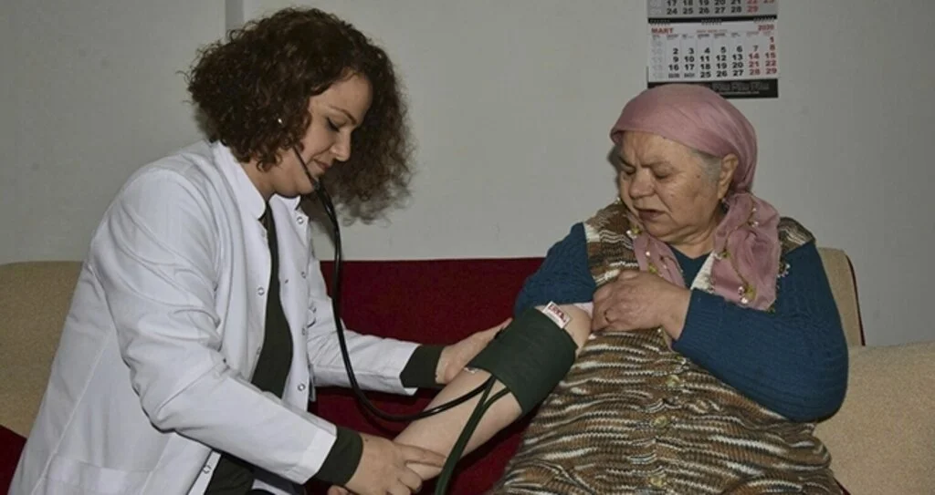 Büyükşehir'in evde bakım hizmeti sürüyor