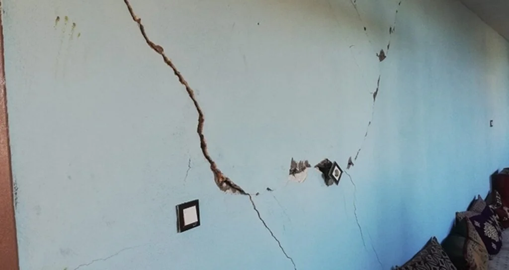 Deprem sonrası Çınar’da bazı evlerin duvarlarında çatlaklar oluştu