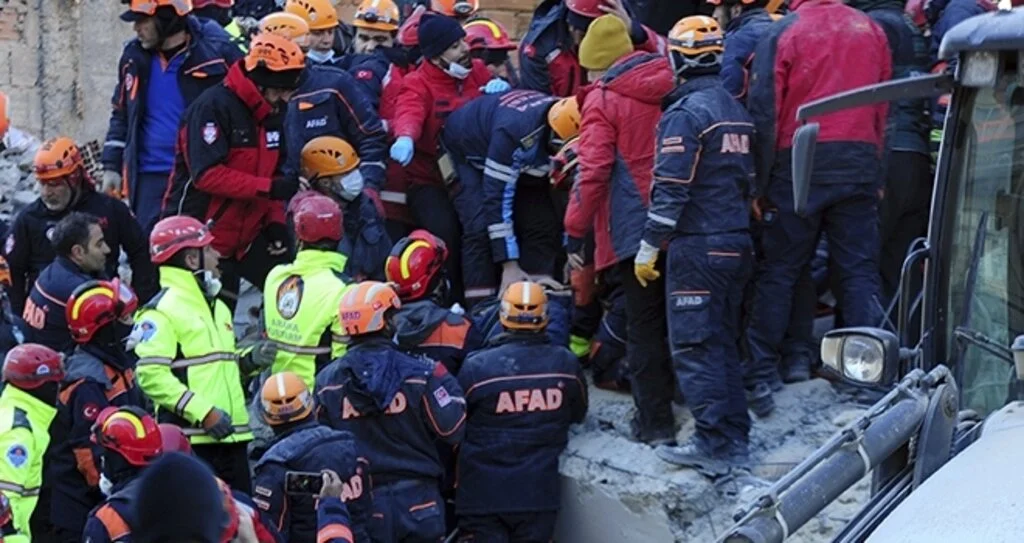 Enkazdan 15 saatin ardından 1 kişi daha sağ çıkarıldı