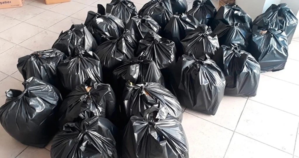 Gizli hayırseverler her hafta 30 aileyi sevindiriyor