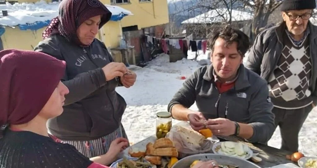 Hamsi Ayıklayarak Turizme Dikkat Çekti