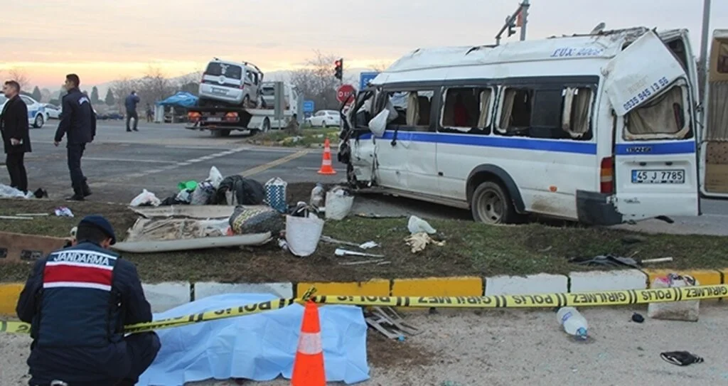 İşçi servisiyle kamyonet çarpıştı: 1 ölü, 24 yaralı