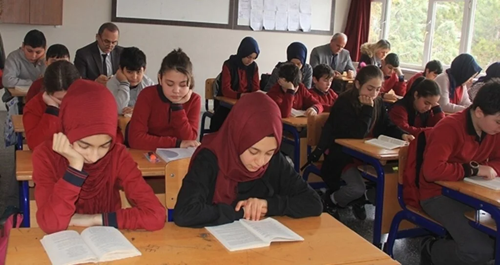 Kaymakam Yılmaz Öğrencilerle Kitap Okudu