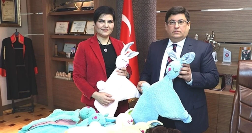Kimsesiz çocuklara anlamlı hediye