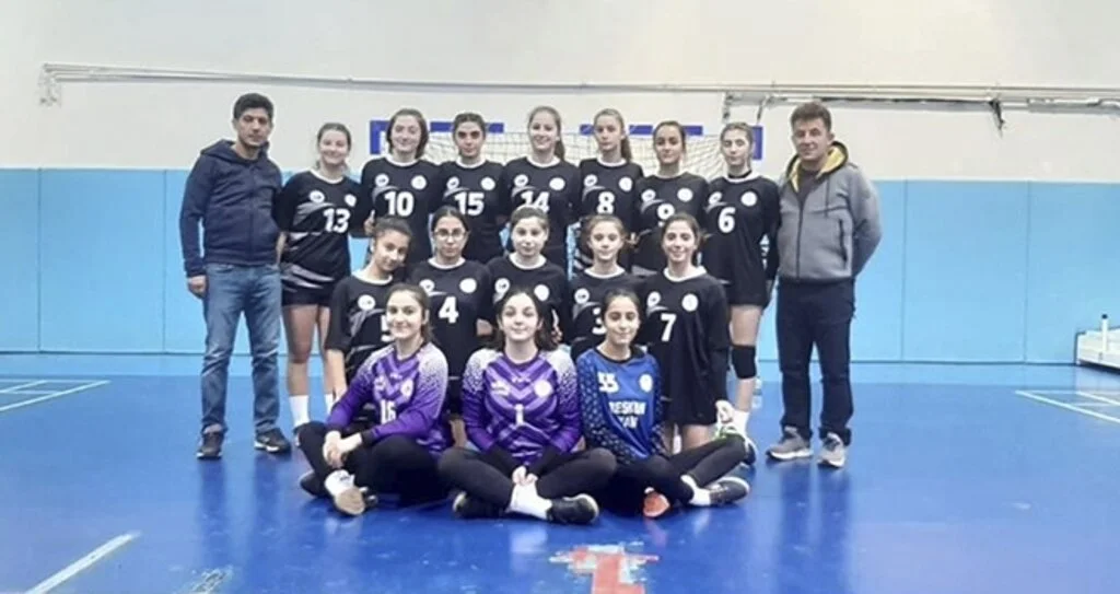Küçük Hentbolcular İlk Sekize Girdi