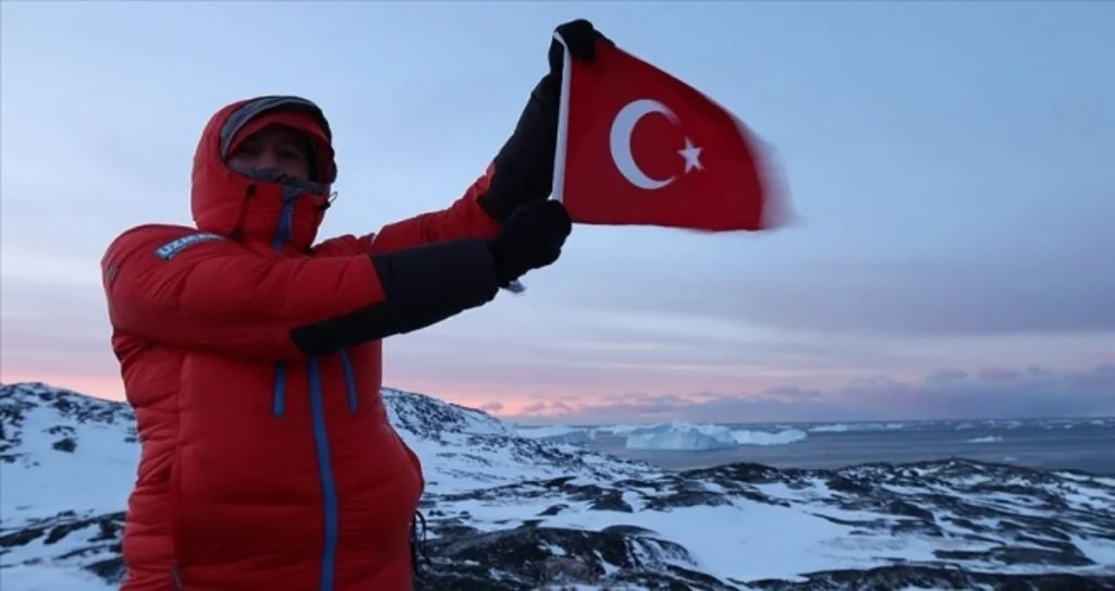 Küresel ısınmaya dikkat çekmek için Türk bayrağıyla Kuzey Kutbu'na gittiler
