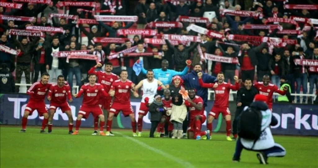 Lider Sivasspor'u ilk yarıda taraftarları yalnız bırakmadı