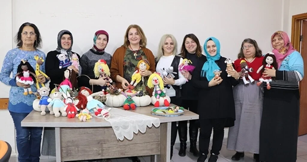 Marifetli eller ile organik oyuncak bebek üretiyor