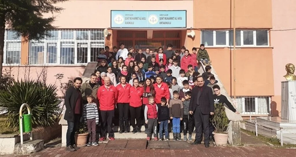 Milli sporcular küçük yüreklerle buluştu