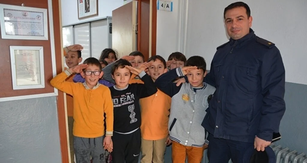 Minikler Komutanı Asker Selamı İle Karşıladı