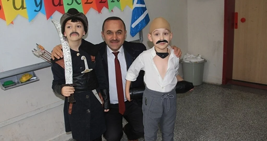 Öğrenciler Türk büyüklerini canlandırarak öğreniyor