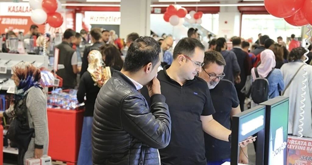 Okullar kapanıyor, MediaMarkt’ta indirimler başlıyor
