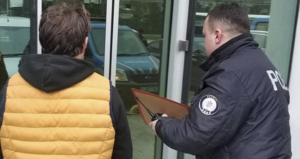Oto servisinden hırsızlık zanlısı tutuklandı