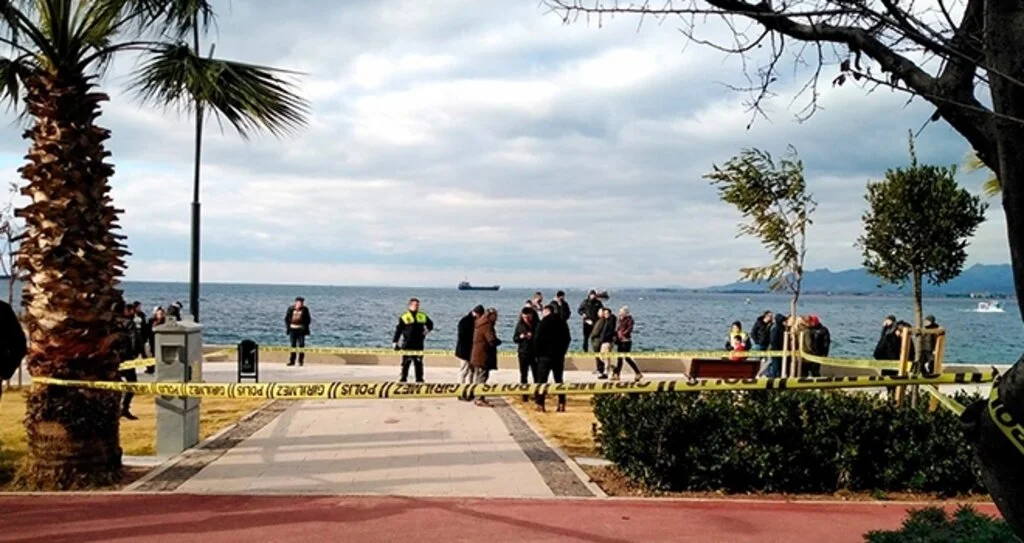 Parkta Eşini Vurdu, Başında Bekledi