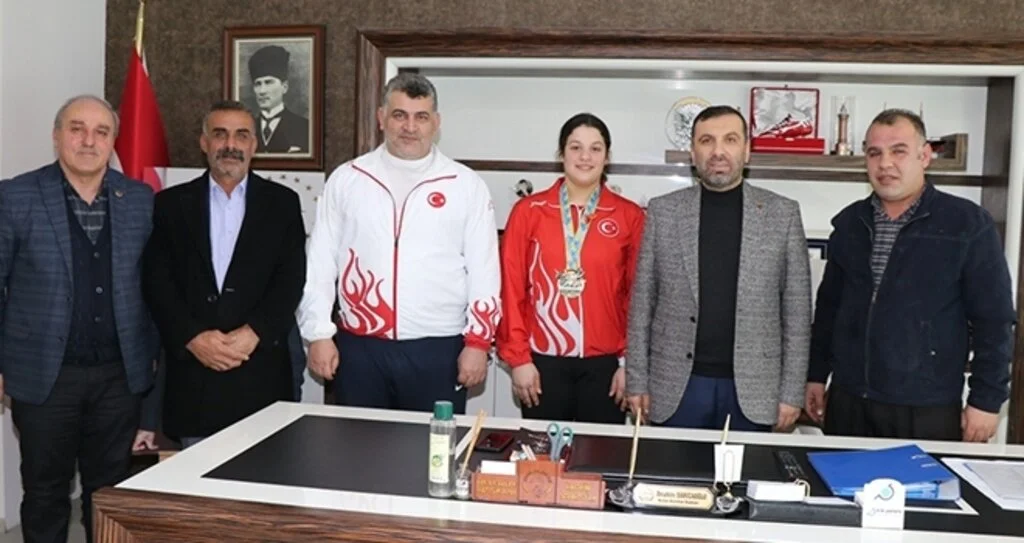Şampiyon Ödüllendirildi