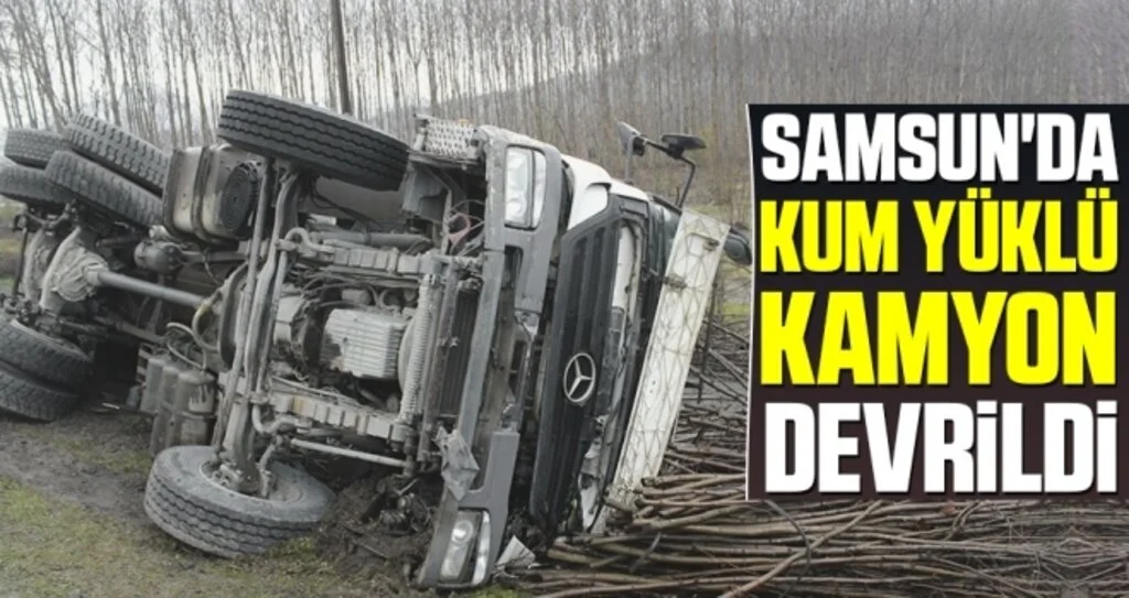 Samsun'da Kum Yüklü Kamyon Devrildi