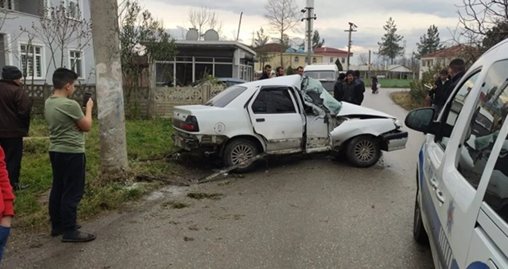 Samsun'da Otomobil Direğe Çarptı: 1 Yaralı