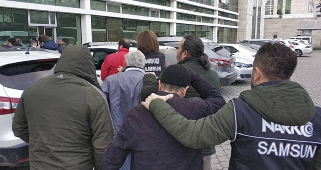 Samsun'da uyuşturucu suçundan aranan 13 şahıs gözaltında