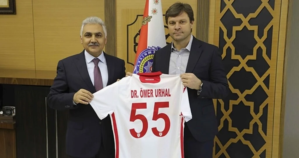Samsunspor Haberleri | Müdür Urhal’a Hediye Forma