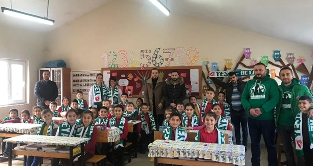 Taraftarlardan Bafracalı İlkokulu Öğrencilerine Atkı Hediyesi