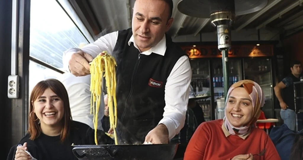 Tescilli Adana kebabının yanına tescilli makarna