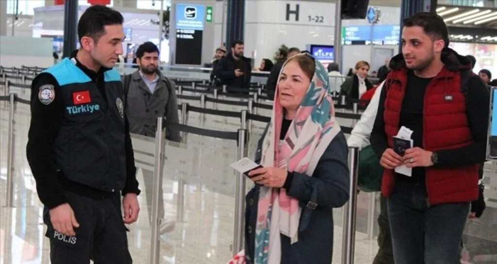 Turkuaz yelekli pasaport polisleri İstanbul Havalimanı'nda hizmet vermeye başladı