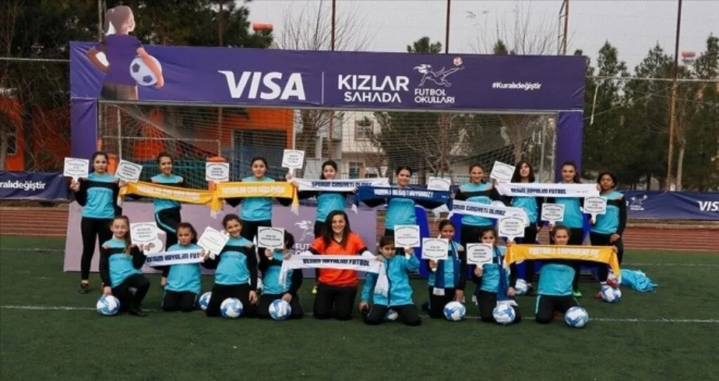 Visa Kızlar Sahada Futbol Okulları ile kadın futbolu Türkiye'ye yayılıyor