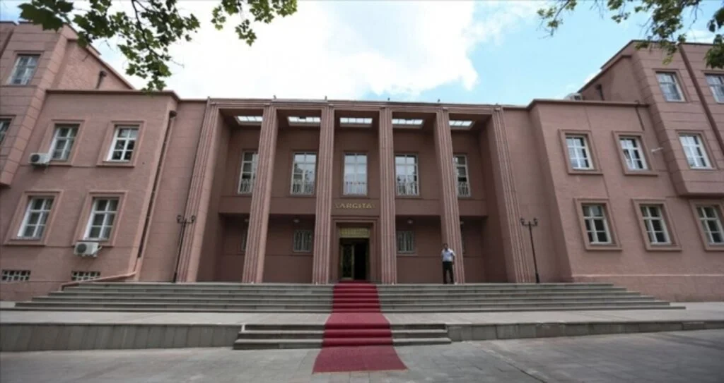 Yargıtay, dedikodu çıkararak başka işçiye sataşmayı haklı fesih saydı