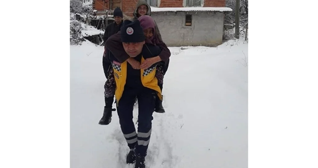 112 personeli hastayı sırtında taşıdı