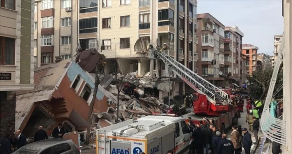 Bahçelievler'de boş bina çöktü