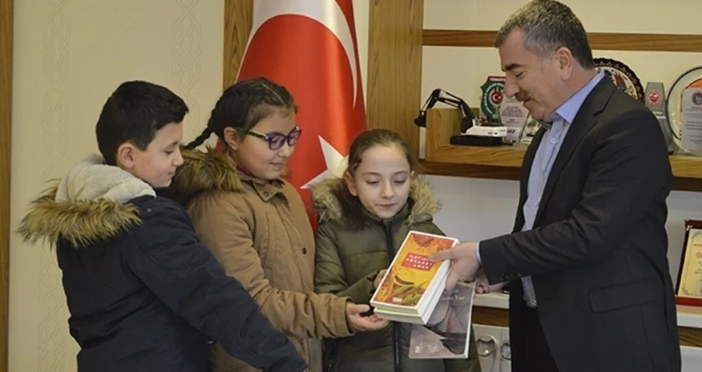 Başkan Özdemir’e Kitap Hediye Ettiler