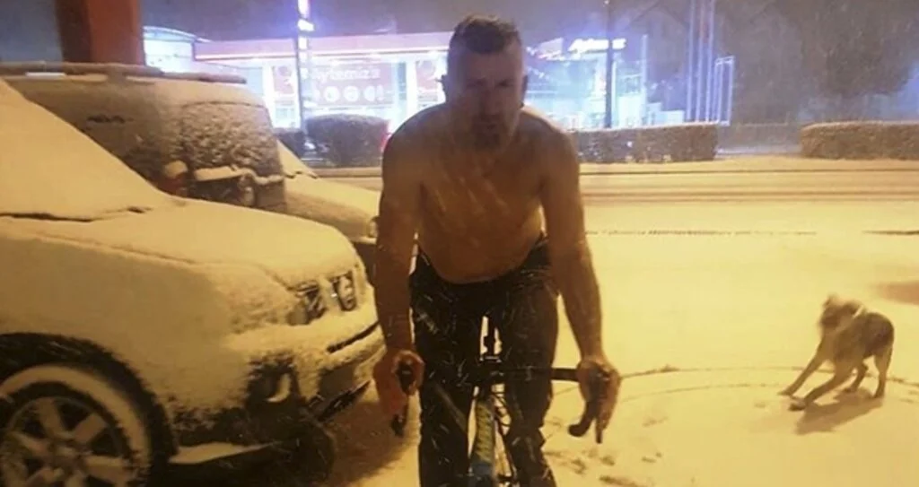 Buz Gibi Havada Yarı Çıplak Bisiklet Sürdü