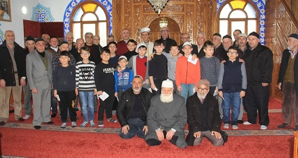 Camiye giden gençlere ödül