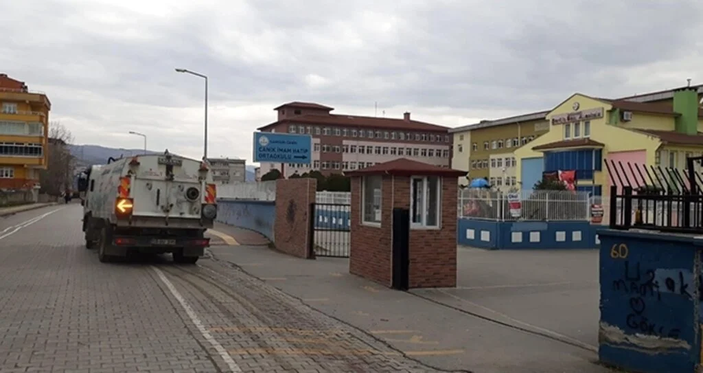 Canik Belediyesi’nden Okullarda Temizlik…