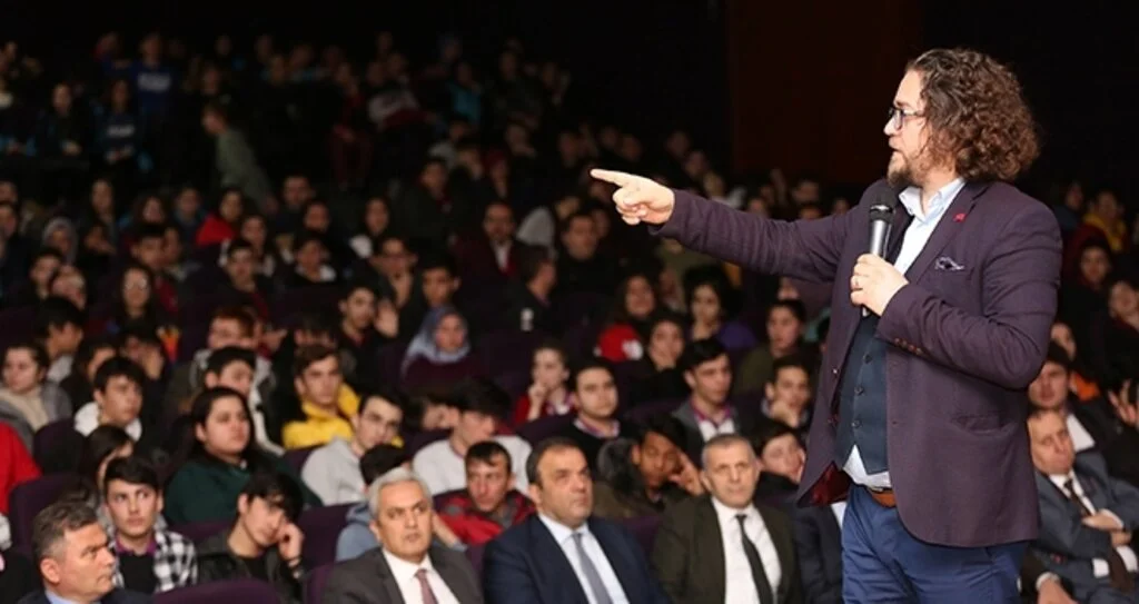 Dijital Öğrenme Yolları ve Sosyal Medyanın Doğru Kullanımı