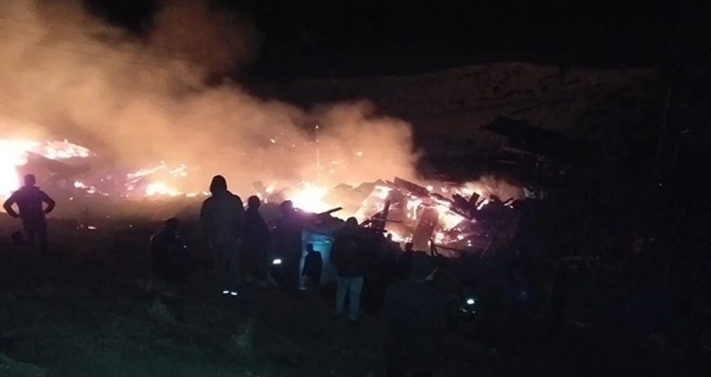 Feci Yangın: 10 Ev 6 Ahır Kül Oldu