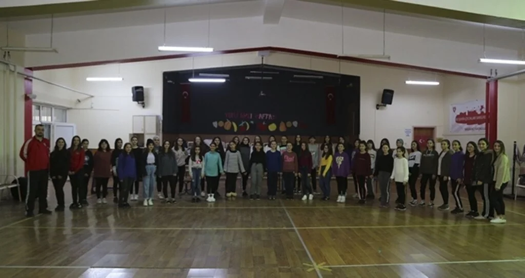 İlkadım Halk Oyunları ekibi derece peşinde 