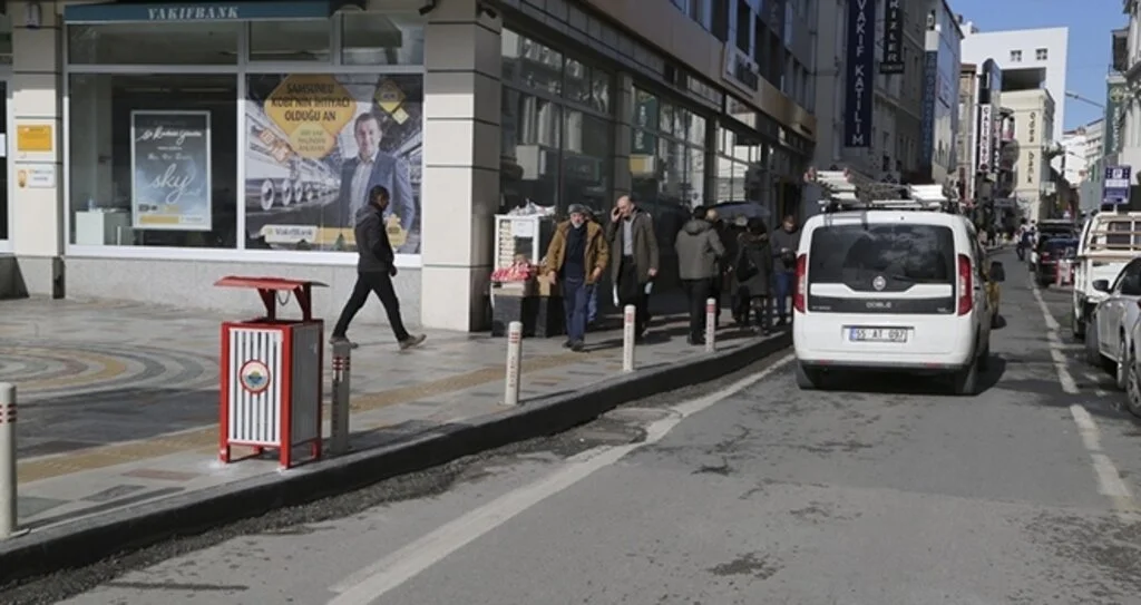 İlkadım'da Eskiyen Çöp Kutuları Yenileniyor