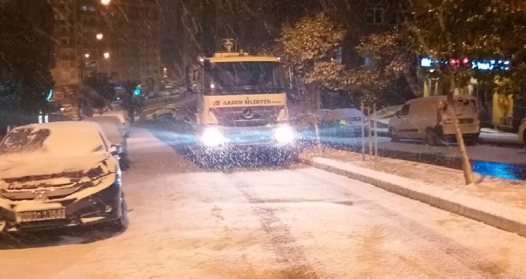 İlkadım'da Kar Temizleme Çalışmaları Aralıksız Devam Ediyor