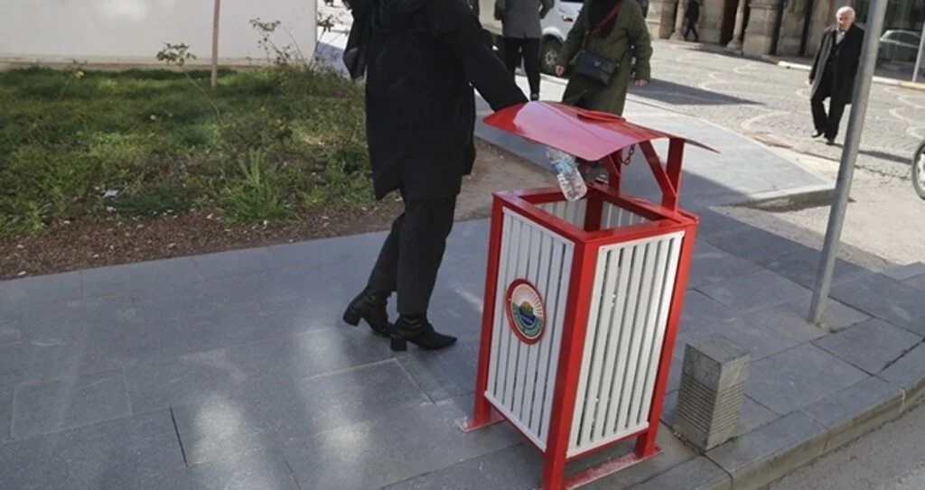 İlkadım'dan kırmızı-beyaz çöp kovaları